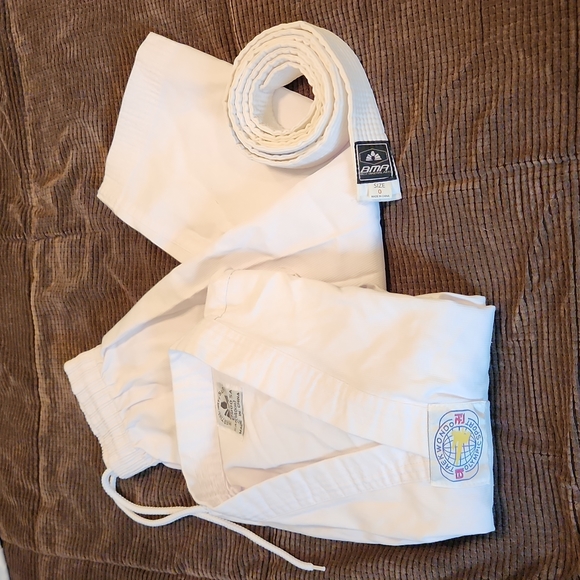 Tae kwon do/karate/martial arts top, bottom, and belt size 0 (140) - Picture 1 of 3